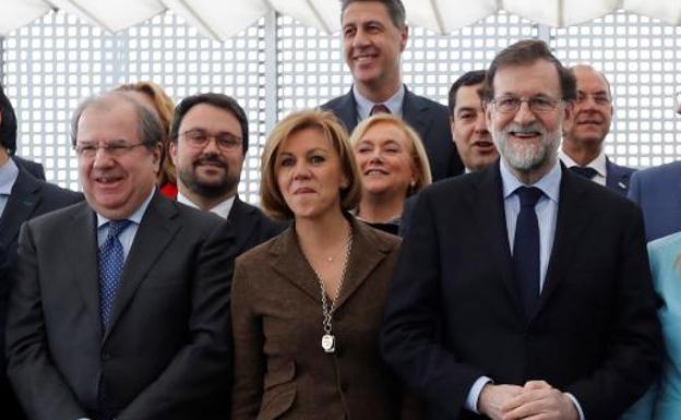 Juan Vicente Herrera (izquierda), junto a María Dolores de Cospedal y Mariano Rajoy (derecha), antes de la reunión que ha mantenido el líder del gobierno con presidentes regionales