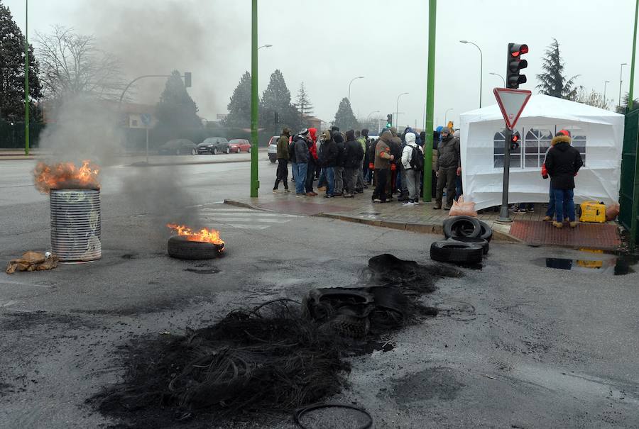 La primera de las jornadas de huelga convocatas en Bridgestone por los sindicatos UGT y BUB tiene un seguimiento «masivo» por parte de la plantilla.