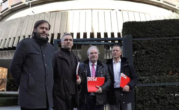 De izquierda a derecha, el secretario de Derechos y Libertades del PSOE de Castilla y León, Óscar Tapias; el presidente del Grupo Parlamentario Socialista, Javier Izquierdo; el portavoz de Hacienda, José Francisco Martín; y el portavoz del Senado, Ander Gil, ante el Tribunal Constitucional. 