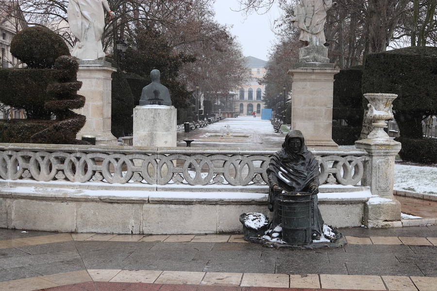 Con las alertas activadas, la nieve ha vuelto a cubrir esta mañana buena parte de la capital y la provincia. Al margen de incidenicas viarias, la capa blanca deja bonitas estampas