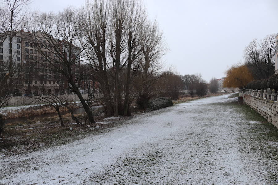 Con las alertas activadas, la nieve ha vuelto a cubrir esta mañana buena parte de la capital y la provincia. Al margen de incidenicas viarias, la capa blanca deja bonitas estampas