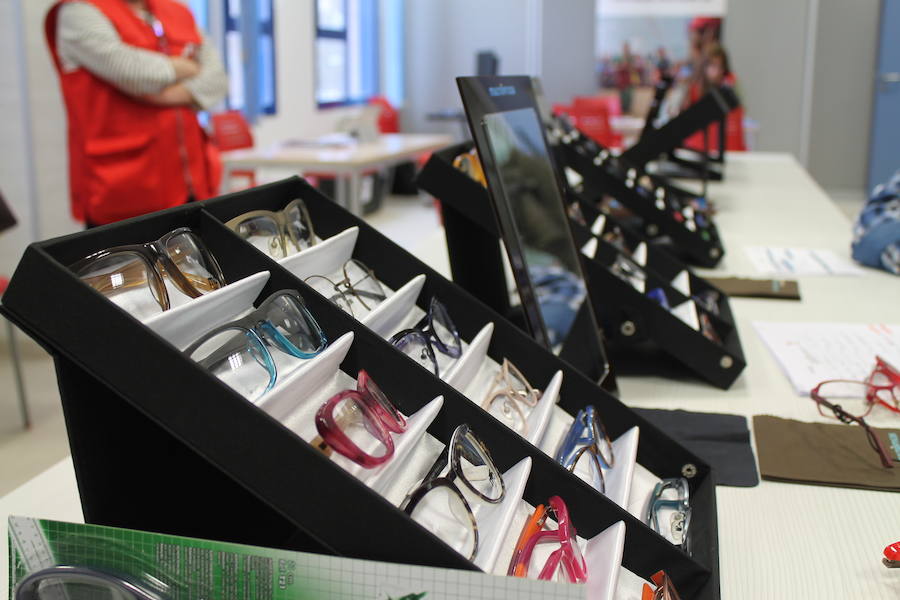 La Fundación Multiópticas y Cruz Roja graduan la vista y reparten gafas a cerca de 130 personas de colectivos vulnerables en Burgos a través de la campaña #MiradaSolidaria