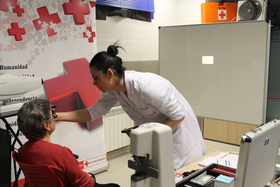La Fundación Multiópticas y Cruz Roja graduan la vista y reparten gafas a cerca de 130 personas de colectivos vulnerables en Burgos a través de la campaña #MiradaSolidaria