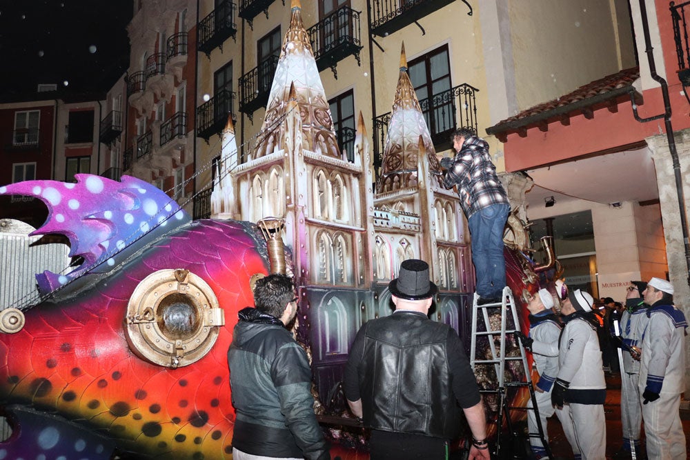 El Entierro de la Sardina cerró ayer los actos festivos del Carnaval burgalés. Llega el tiempo de la Cuaresma, del recato, pero El Sevilla se encargó anoche de darnos humor para soportar los duros días que están por venir