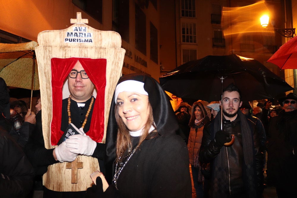 El Entierro de la Sardina cerró ayer los actos festivos del Carnaval burgalés. Llega el tiempo de la Cuaresma, del recato, pero El Sevilla se encargó anoche de darnos humor para soportar los duros días que están por venir