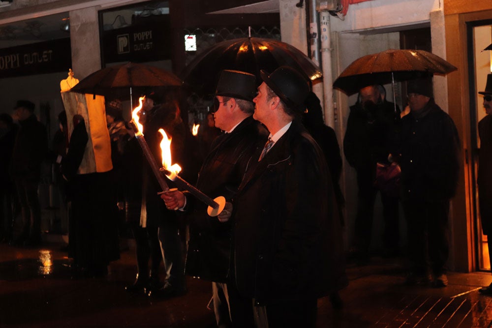 El Entierro de la Sardina cerró ayer los actos festivos del Carnaval burgalés. Llega el tiempo de la Cuaresma, del recato, pero El Sevilla se encargó anoche de darnos humor para soportar los duros días que están por venir