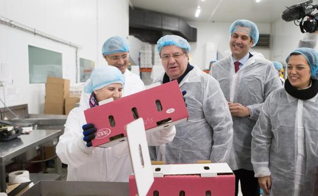 El presidente de la Junta de Castilla y León, Juan Vicente Herrera, visita la fábrica de Quesos El Pastor