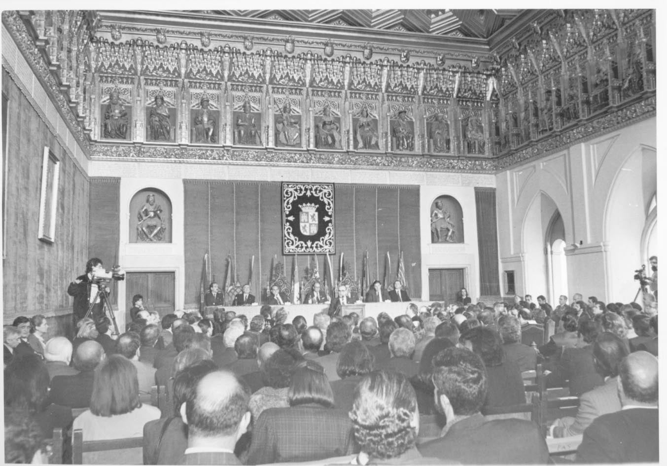 1990. La Sala de los Reyes del Alcázar de Segovia se convirtió en el escenario del VII aniversario.