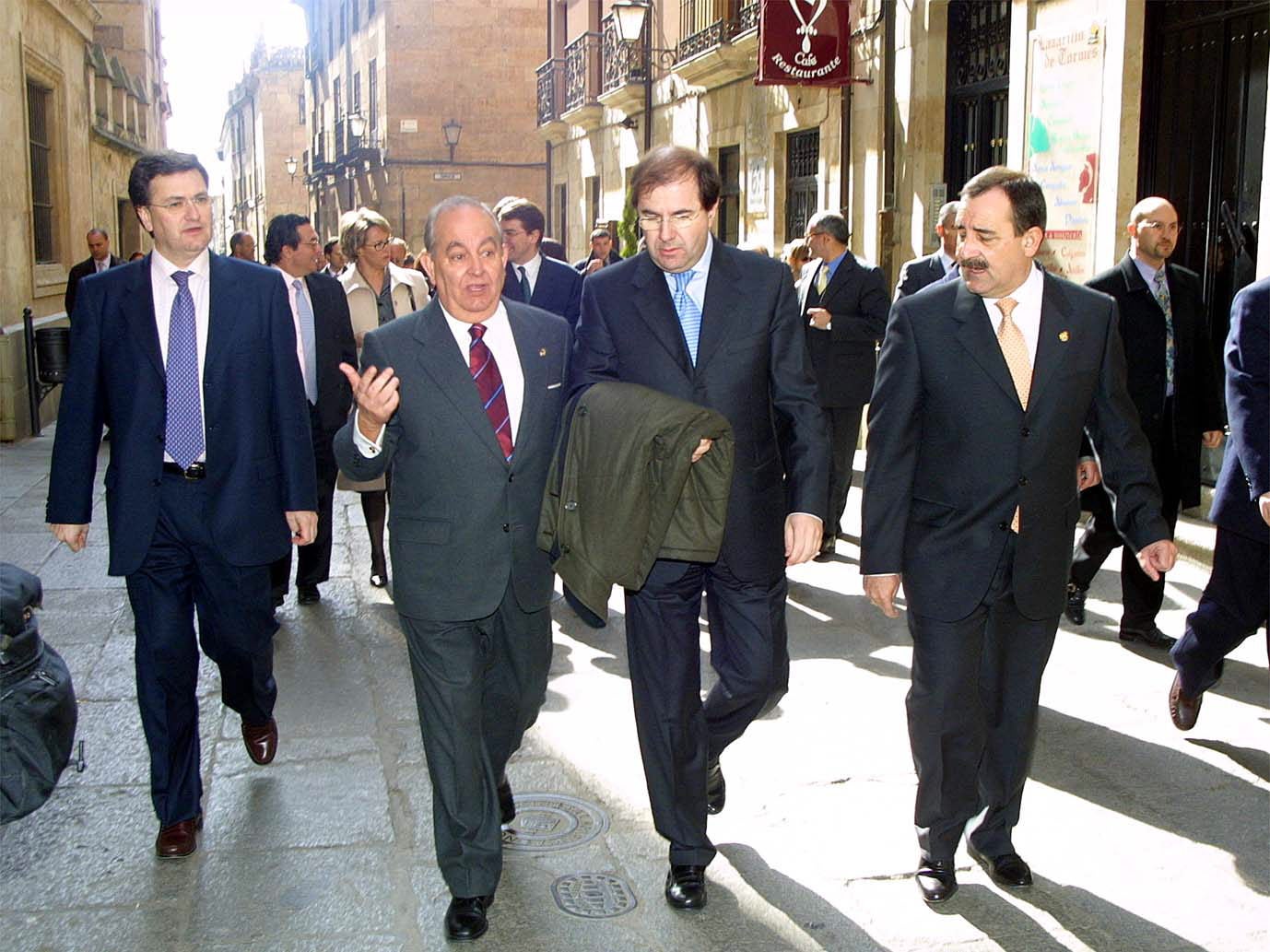 2002. Salamanca, Ciudad Europea de la Cultura 2002 y Patrimonio de la Humanidad, acogió en el paraninfo de su Universidad el pleno extraordinario de las Cortes de Castilla y León con motivo del XIX aniversario del Estatuto de Autonomía.