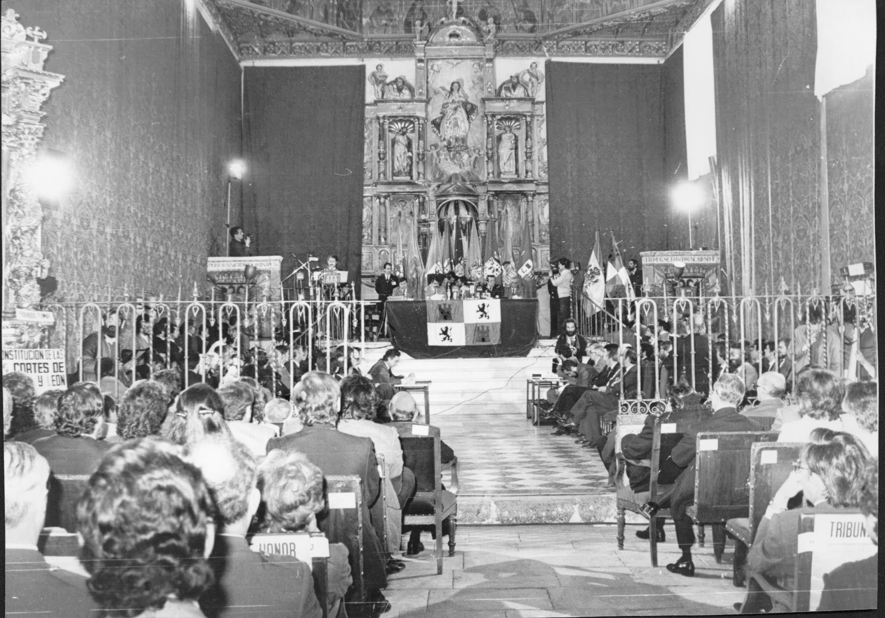 Sesión de investidura de Demetrio Madrid como presidente de la Junta, en Tordesillas el 23 de mayo de 1983.