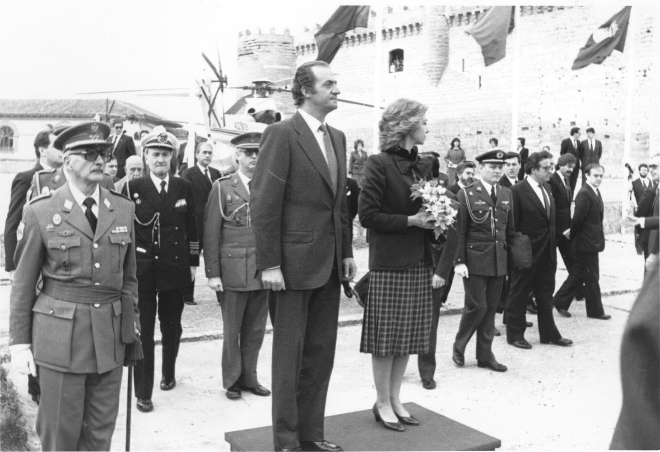 El 5 de abril de 1984, los Reyes visitan por primera vez, de forma oficial, la comunidad autónoma. Don Juan Carlos y Doña Sofía presidieron un pleno extraordinario de las Cortes en el transcurso del cual el Rey pidió a la Cámara que sirviera de marco para «pactos entre caballeros» destinados a resolver de forma educada los problemas de los ciudadanos.