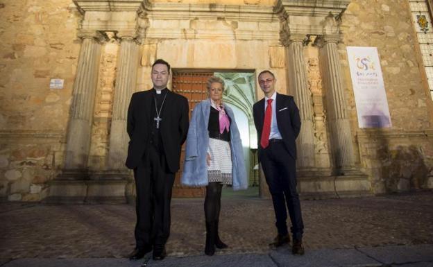 El obispo de Ciudad Rodrigo, Raúl Berzosa, la magistrada del Supremo María Luisa Segoviano y el rector de la Universidad de Salamanca, Raúl Rivero, ante la fachada del Palacio Fonseca. 