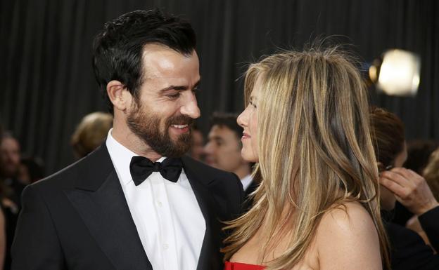 Theroux (i) y Aniston asisten a la gala de premios de los Oscar. 