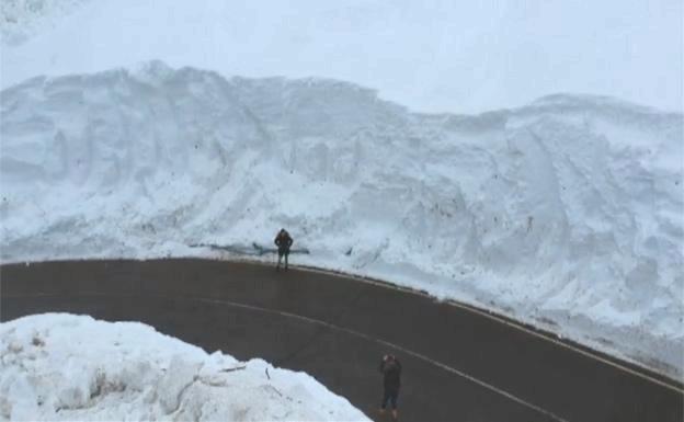 Los muros de nieve de la carretera de San Isidro, vistos desde un dron.