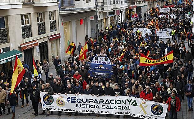 Manifestantes recorren la Calle Mayor de Palendcia. 