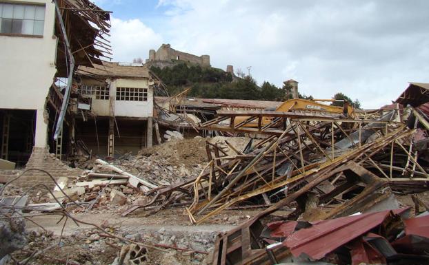 La antigua fábrica de Fontaneda, durante la demolición. 