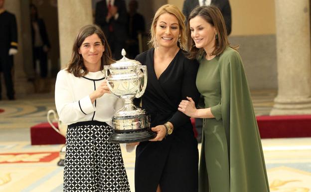 La reina Letizia, entrega el Premio Nacional del Deporte a la Haltera, Lydia Valentín y a la palista, Maialen Choudrraut. 