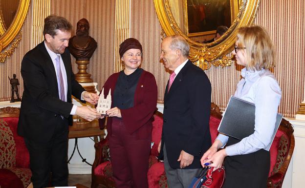 La embajadora letona, Argita Daudze, en su visita a Burgos