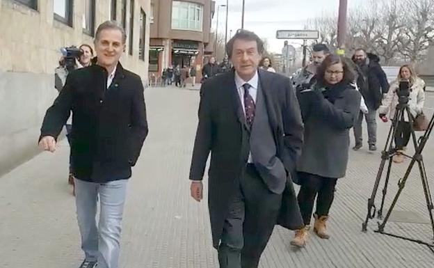 Miguel Ángel Álvarez y Javier García Prieto, a su llegada al juzgado.