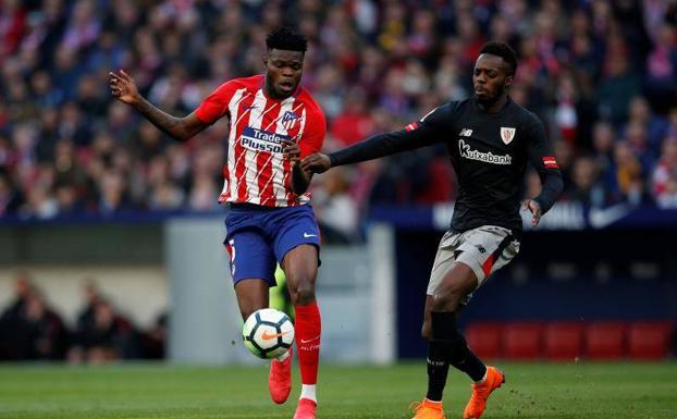 El ghanés Thomas Partey pugna con Iñaki Williams en el Wanda Metropolitano.