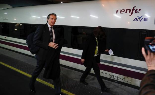 El ministro de Fomento, Íñigo de la Serna, antes de emprender un viaje a Barcelona en AVE. 