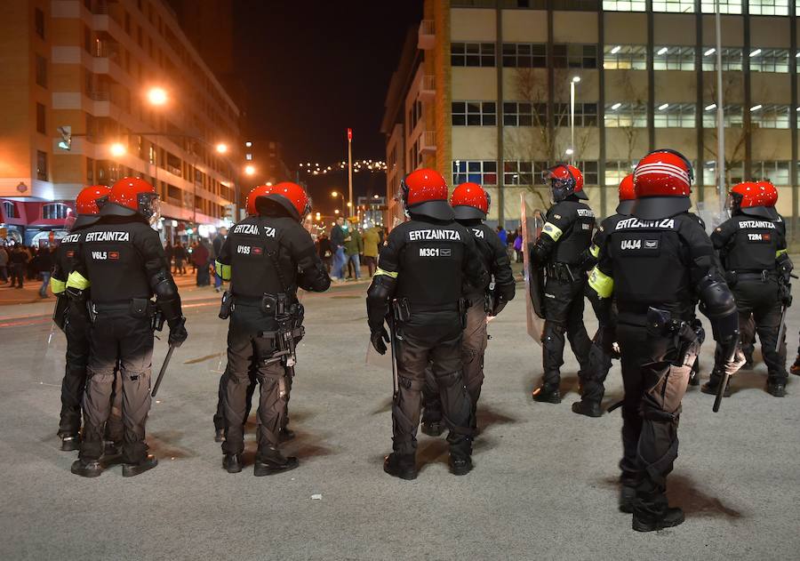 Un ertzaina ha fallecido tras los altercados previos al partido correspondiente a la vuelta de dieciseisavos de la Liga Europa entre el Athletic y el Spartak. Cinco personas, al menos tres de ellas ultras del conjunto ruso, han sido detenidas por los incidentes, en los que se han lanzado bengalas y diversos objetos.