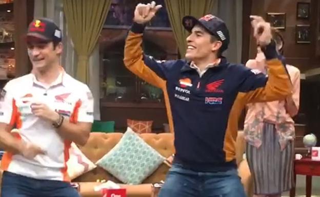 Pedrosa y Márquez bailan en un programa de la televisión de Indonesia. 