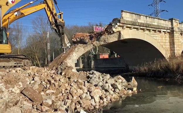 Las máquinas trabajando para derribar el puente