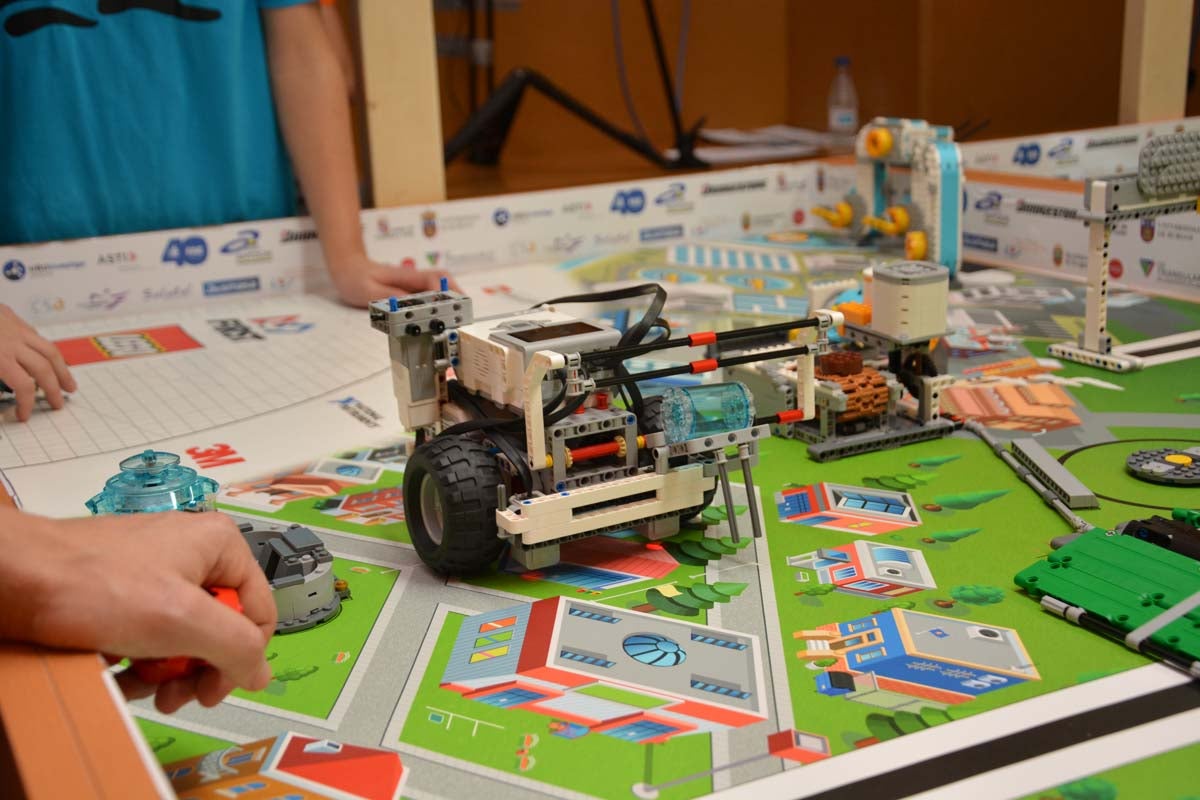 34 equipos de 4 provincias distintas de Castilla y León y otras comunidades han participado hoy en la fase clasificatoria del First Lego League celebrada en la Escuela Politécnica Superior.