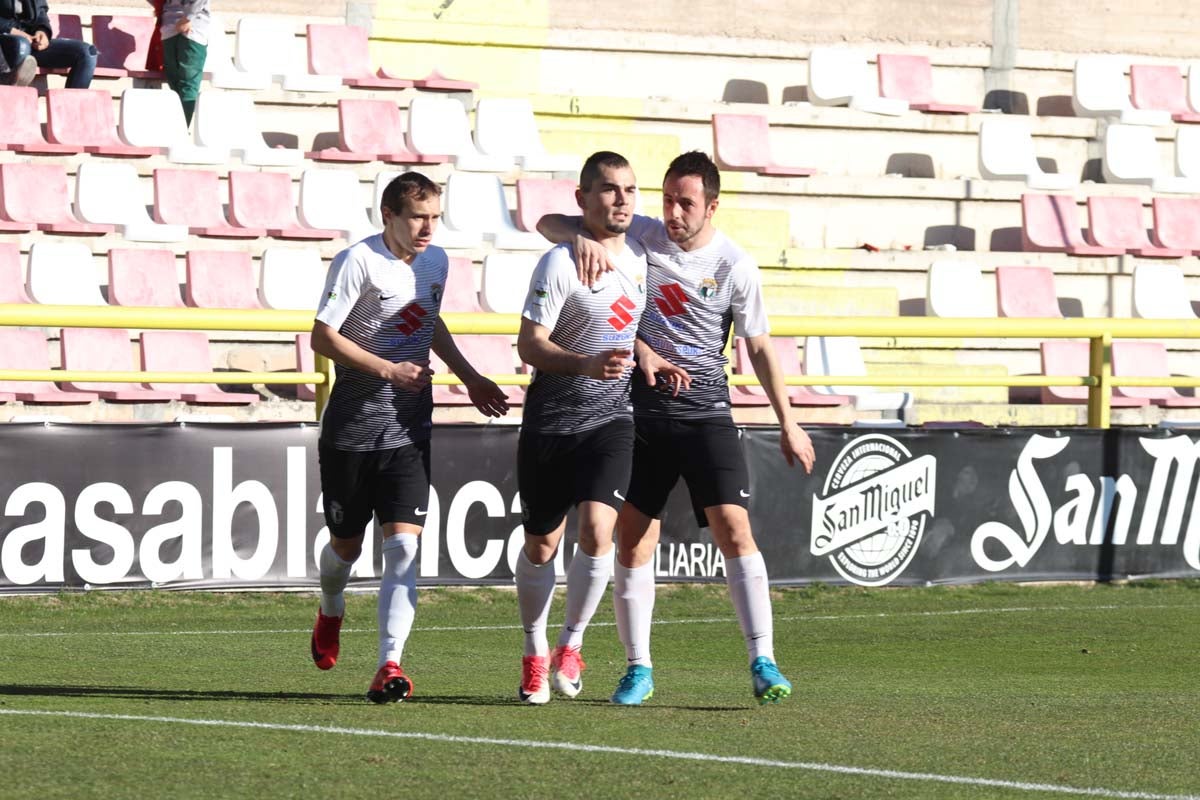 Una selección de las imágenes del choque entre el Burgos C y el Arenas de Getxo.