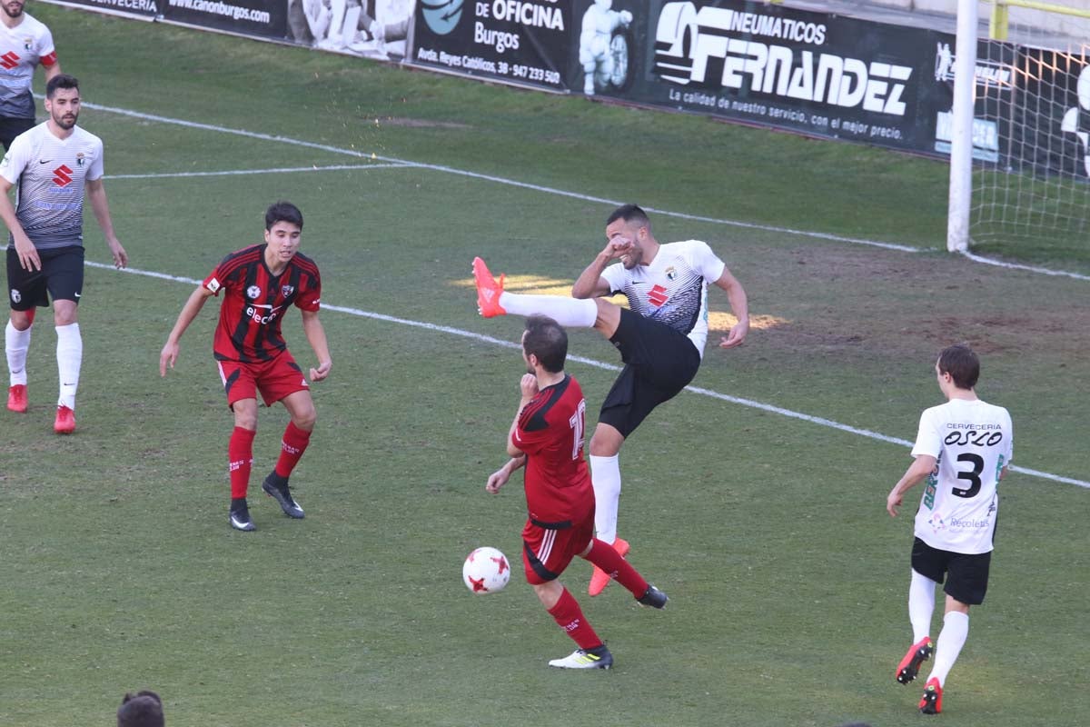 Una selección de las imágenes del choque entre el Burgos C y el Arenas de Getxo.