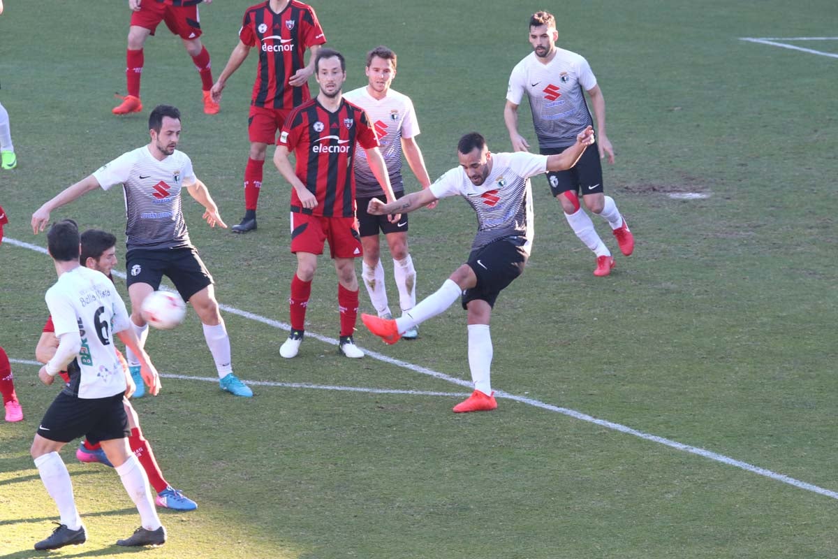 Una selección de las imágenes del choque entre el Burgos C y el Arenas de Getxo.