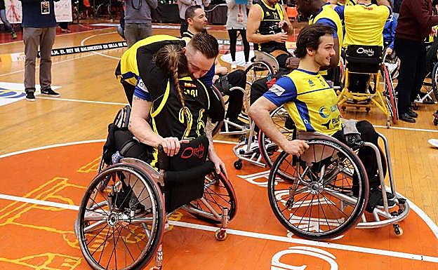 Hombres y mujeres juegan en el mismo equipo