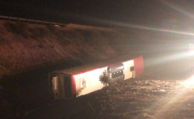 El autobús ha caído por un terraplén