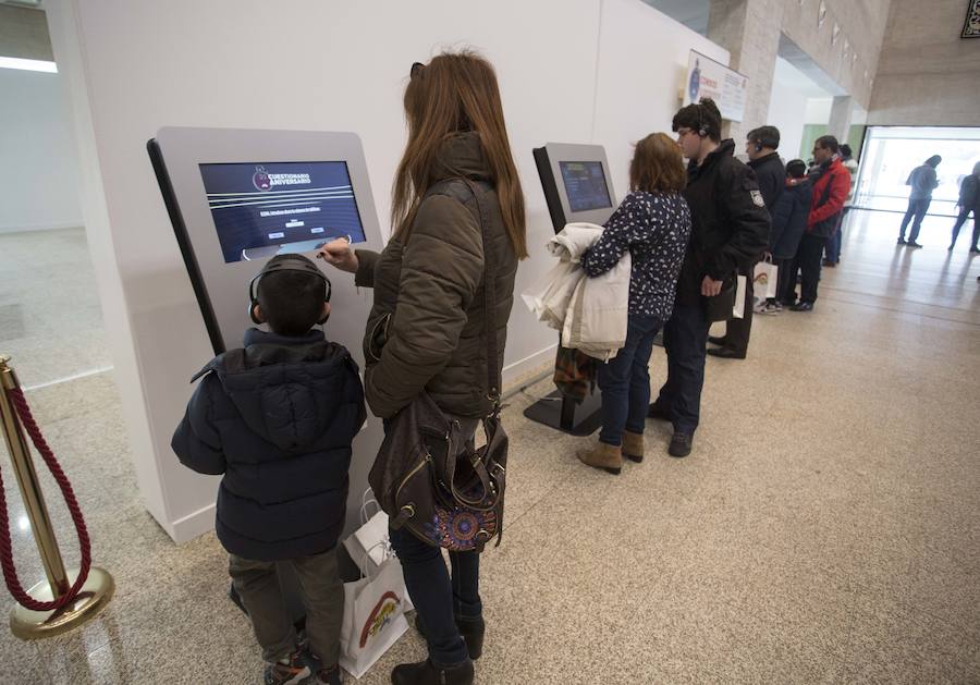 El Parlamento regional conmemora los 35 años del Estatuto de Autonomía con una jornada de puertas abiertas, en la que los ciudadanos, además de conocer las estancias, han podido disfrutar de una representación teatral de la mano del grupo Valquiria Teatro.