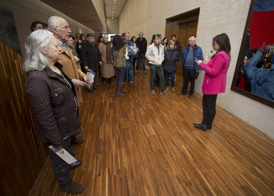 El Parlamento regional conmemora los 35 años del Estatuto de Autonomía con una jornada de puertas abiertas, en la que los ciudadanos, además de conocer las estancias, han podido disfrutar de una representación teatral de la mano del grupo Valquiria Teatro.