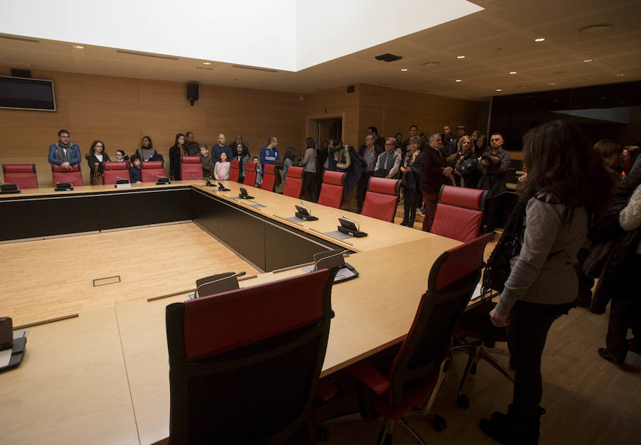 El Parlamento regional conmemora los 35 años del Estatuto de Autonomía con una jornada de puertas abiertas, en la que los ciudadanos, además de conocer las estancias, han podido disfrutar de una representación teatral de la mano del grupo Valquiria Teatro.