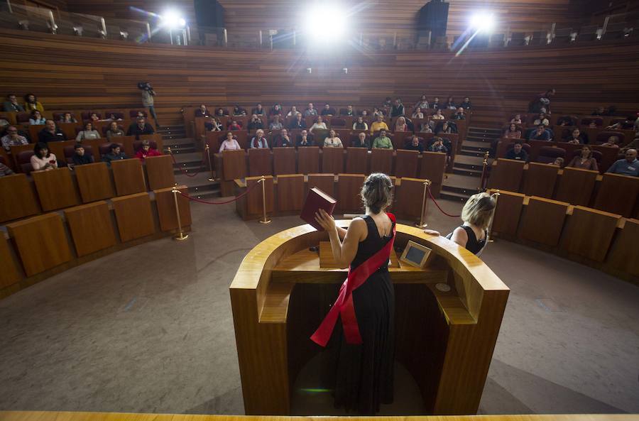 El Parlamento regional conmemora los 35 años del Estatuto de Autonomía con una jornada de puertas abiertas, en la que los ciudadanos, además de conocer las estancias, han podido disfrutar de una representación teatral de la mano del grupo Valquiria Teatro.