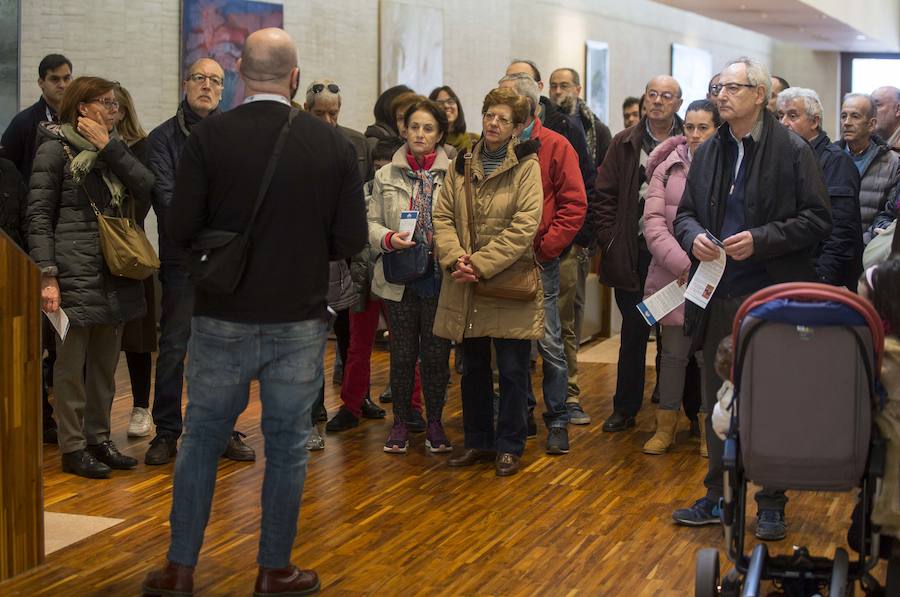 El Parlamento regional conmemora los 35 años del Estatuto de Autonomía con una jornada de puertas abiertas, en la que los ciudadanos, además de conocer las estancias, han podido disfrutar de una representación teatral de la mano del grupo Valquiria Teatro.