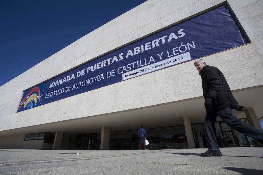 El Parlamento regional conmemora los 35 años del Estatuto de Autonomía con una jornada de puertas abiertas, en la que los ciudadanos, además de conocer las estancias, han podido disfrutar de una representación teatral de la mano del grupo Valquiria Teatro.