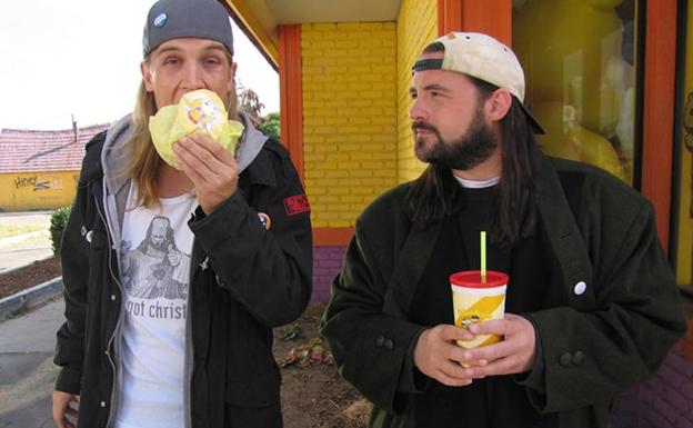 Kevin Smith (d), en un fotograma de 'Clerks 2'. 