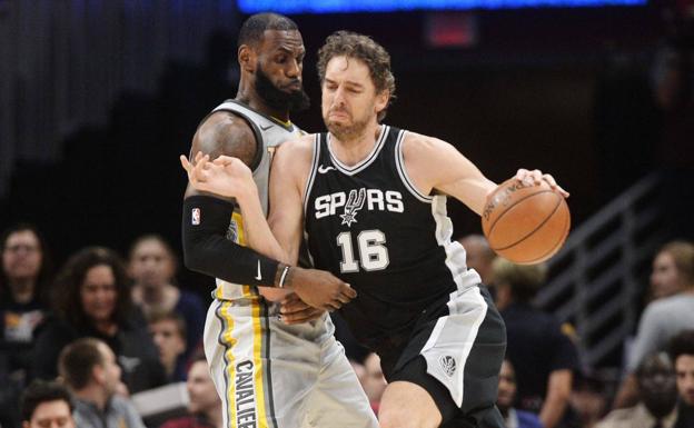 Pau Gasol, defendido por LeBron James. 