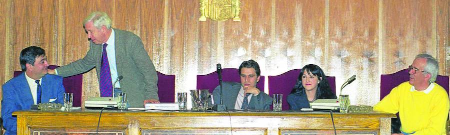 Forges, a la derecha, junto a la periodista Angélica Tanarro y el entornces alcalde de El Espinar, Juan José Sanz Vitorio, en la presentación del libro de Juan Pablo Ortega, en 1995. 