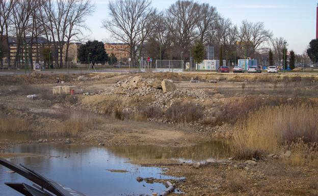 La parcela de la antigua Quesos Angulo lleva varios años a la espera de urbanización