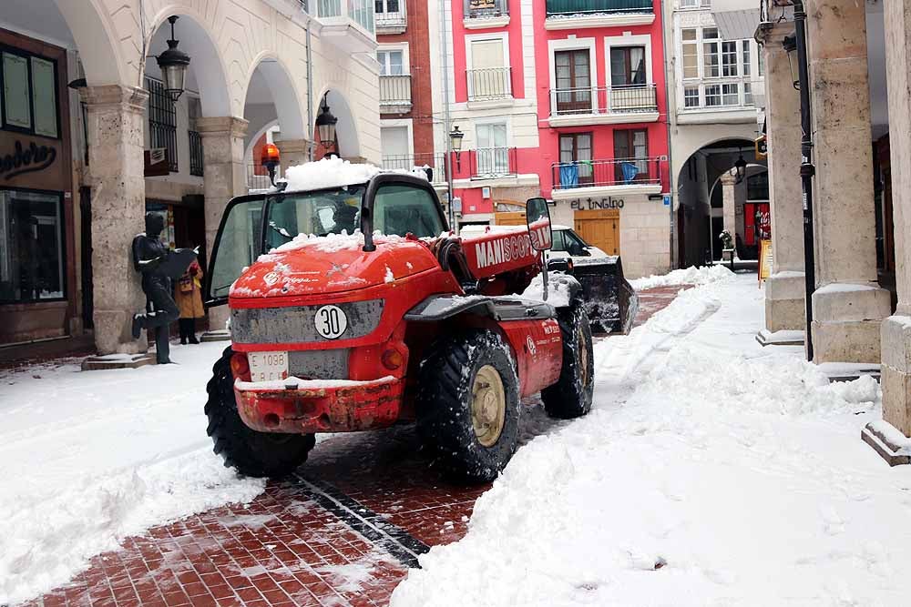 Las prediciciones se han cumplido y la provincia y la capital han amanecido cubiertas de un manto blanco, generandpo numerosas complicaciones en calles y carreteras.