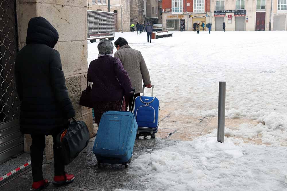 Las prediciciones se han cumplido y la provincia y la capital han amanecido cubiertas de un manto blanco, generandpo numerosas complicaciones en calles y carreteras.