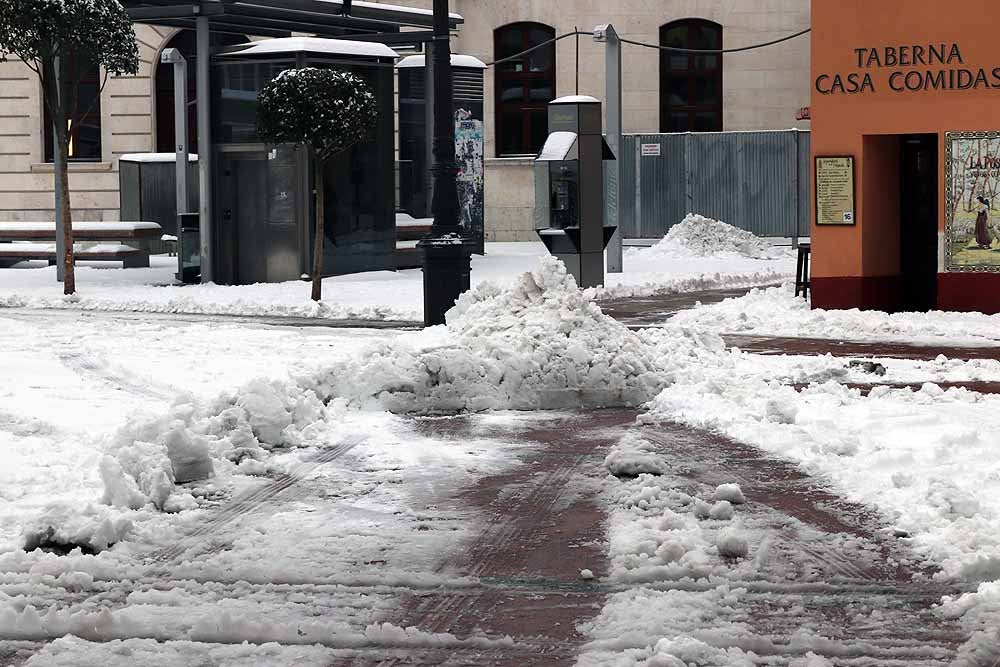 Las prediciciones se han cumplido y la provincia y la capital han amanecido cubiertas de un manto blanco, generandpo numerosas complicaciones en calles y carreteras.