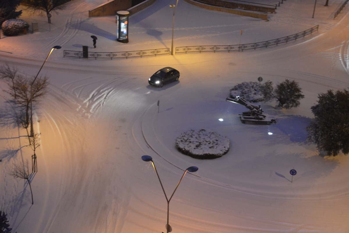 Las prediciciones se han cumplido y la provincia y la capital han amanecido cubiertas de un manto blanco, generandpo numerosas complicaciones en calles y carreteras.