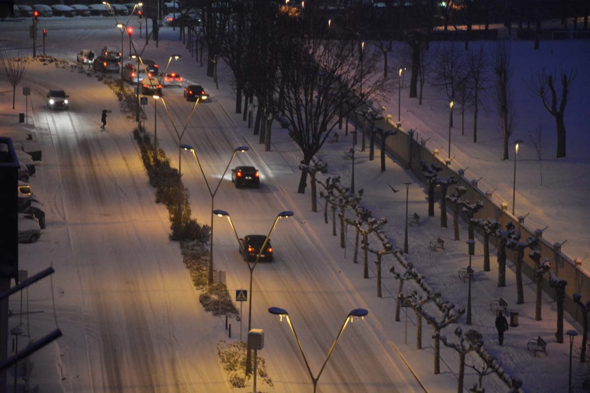 Las prediciciones se han cumplido y la provincia y la capital han amanecido cubiertas de un manto blanco, generandpo numerosas complicaciones en calles y carreteras.