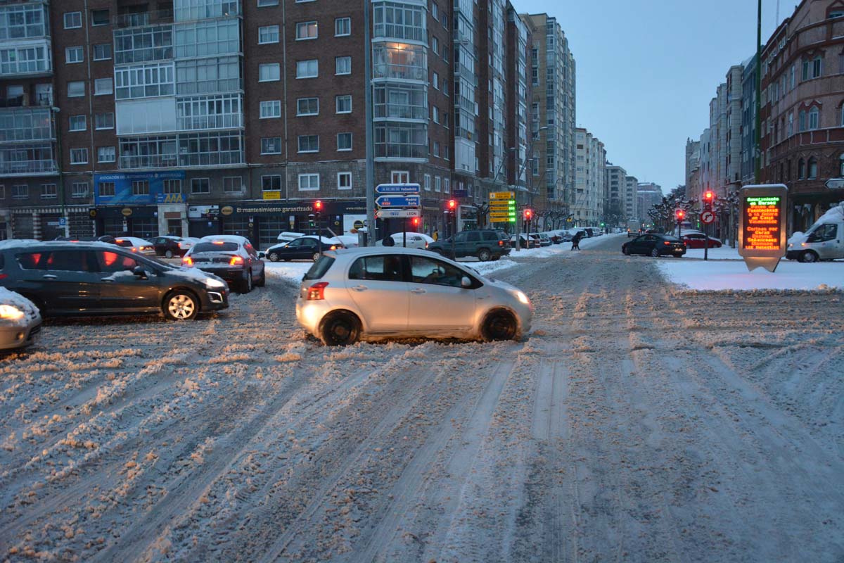 Las prediciciones se han cumplido y la provincia y la capital han amanecido cubiertas de un manto blanco, generandpo numerosas complicaciones en calles y carreteras.